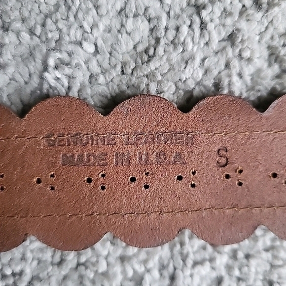 Vintage Avignon Belt Womens Small Brown Leather Perforated Brass Buckle Boho USA - Picture 9 of 9